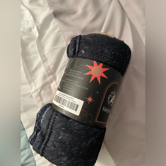 Fairyloot As Travars Blanket A Darker Shade of Magic - Picture 2 of 2